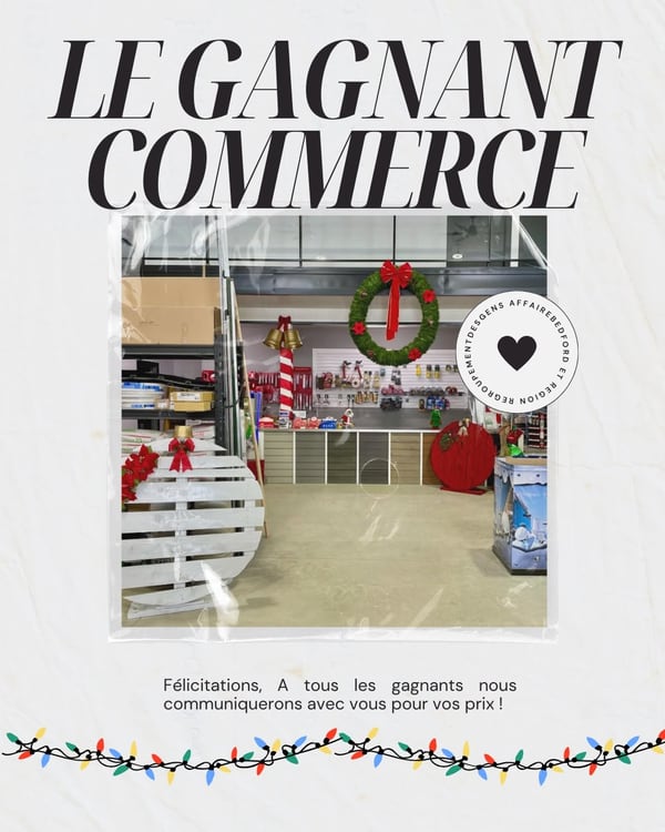Le gagnant Commerce 2025 : un magasin décoré d’une grande couronne et de cloches