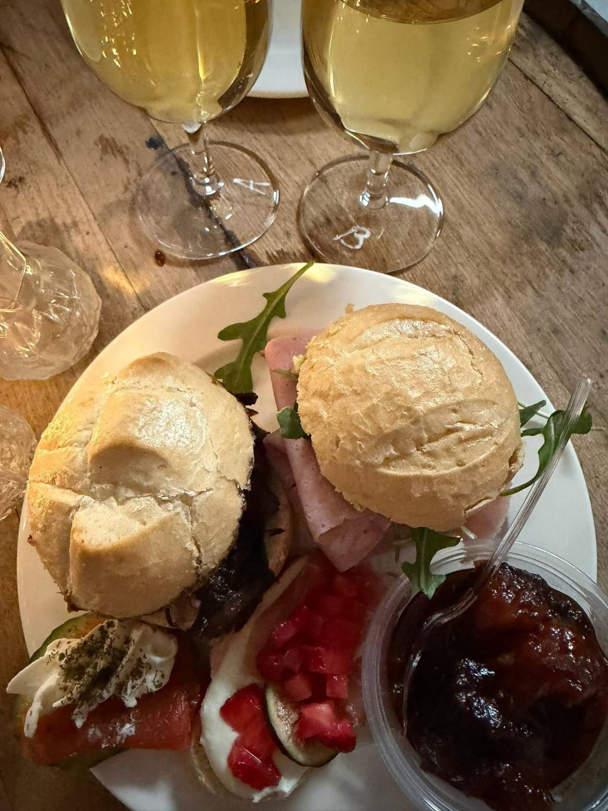 Une assiette de bouchées et deux verres de vin