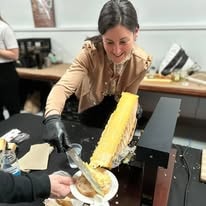 Une exposante sert de la raclette