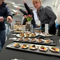 Des plateaux de bouchées et les participants