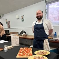 Un chef derrière ses bouchées