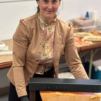 Une exposante à son kiosque de raclette