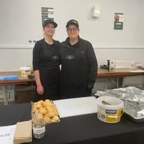 Deux exposantes et leurs bouchées