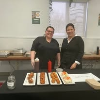 Deux exposantes et leurs bouchées
