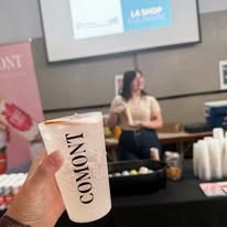 Un verre de Comont pendant une présentation